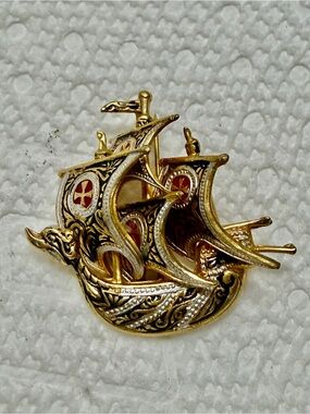 🐈‍⬛🐈‍⬛50%off Vintage Damascene Ship Brooch with Red Accents #cz906